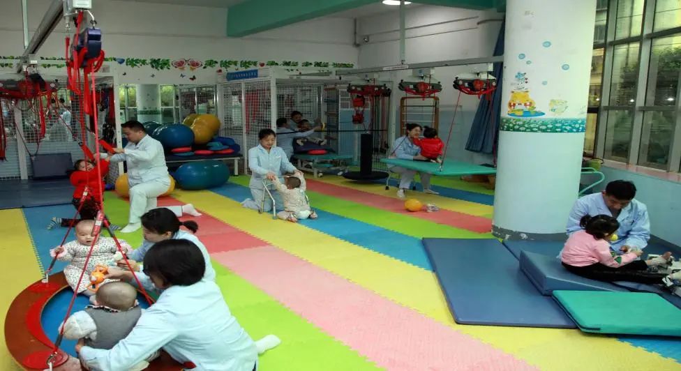 图为康复师正在为残疾儿童康复